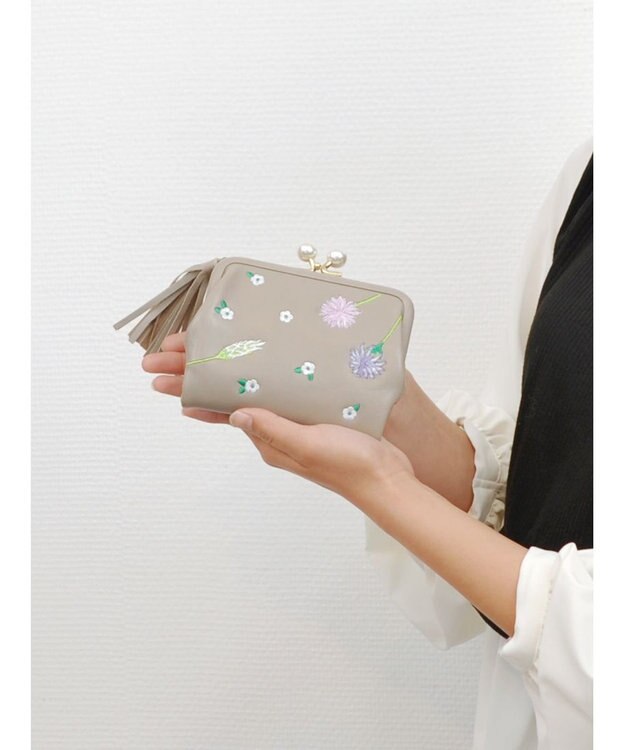 perche ボタニカルフラワー刺繍がま口二つ折り財布 / UNBILLION