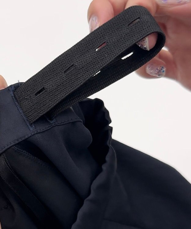 ICB 【MAG×スタイリストコラボ】シャイニーシアーニット×サテンストレートパンツ ベージュニット×ネイビーパンツ