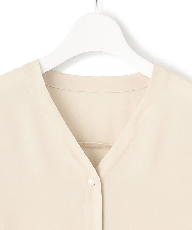 23区 バックサテンアムンゼン Vネック ブラウス ベージュ系