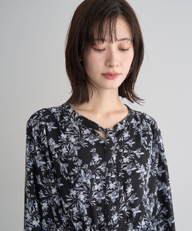 YECCA VECCA ボタニカル柄ボウタイプリーツワンピース Black