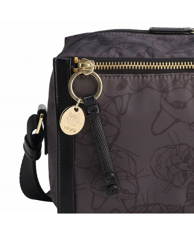 ACE BAGS & LUGGAGE HAyU × ace.  ユッカ ショルダーバッグ 17832 チャコール（ネコヘッド柄）