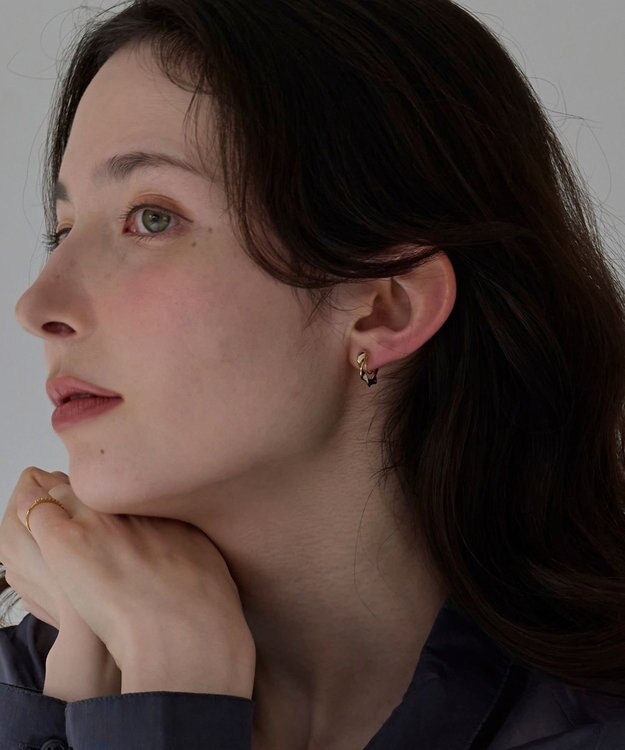 Phoebe 【金属アレルギー対応】【痛くないシリーズ】モーションメタルクリスタルループフィットイヤリング　ゴールド ゴールド