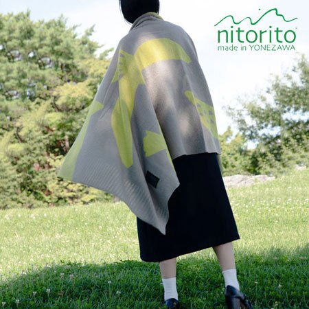 暗くなりがちな冬のコーデに彩りを与えるストールをご紹介