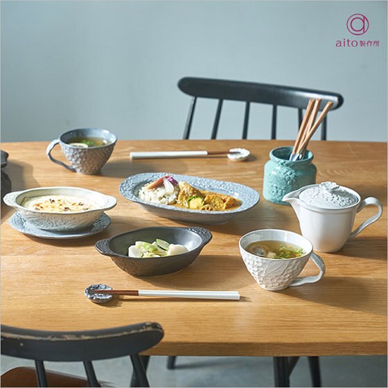 小花のレリーフが、食卓を華やかに。心ときめくテーブルコーディネートを。