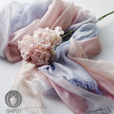 極細の天然素材ストールを纏う。