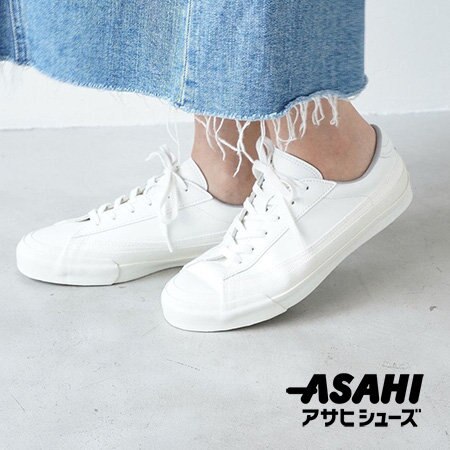 オールホワイトのカラーリングが目を惹くレザースニーカー