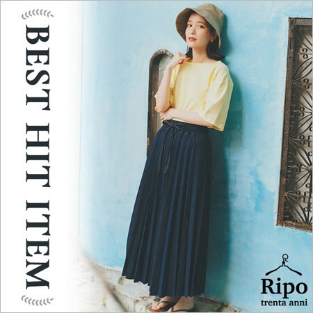 シンプルなTシャツ合わせでも決まる。デニムプリーツスカート