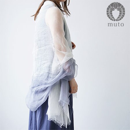 夏ファッションの首元を彩る極薄ストール