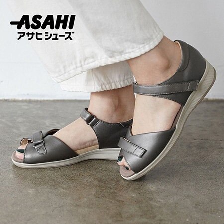 健康的な足元へ。膝をサポートする快適サンダル