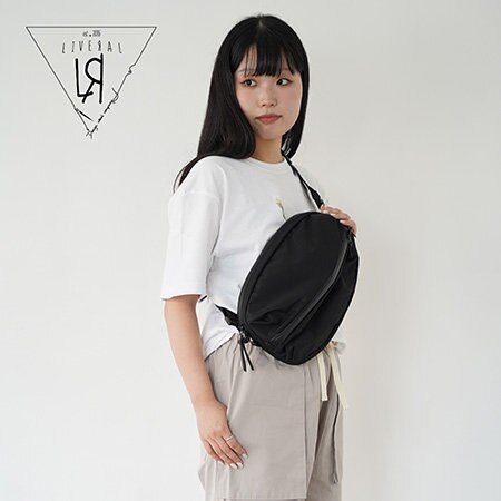 高機能生地でスタイリッシュな使い心地のボディバッグ