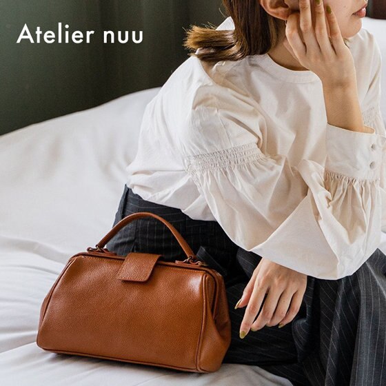 ベーシックに持ちやすい、秋冬コーデに映えるダレスバッグ