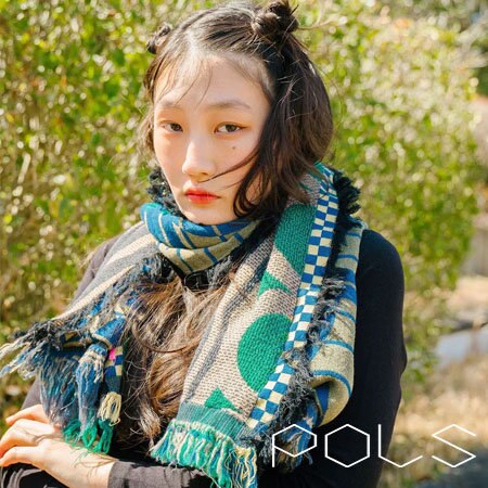 定番ストールで冬コーデに彩りを