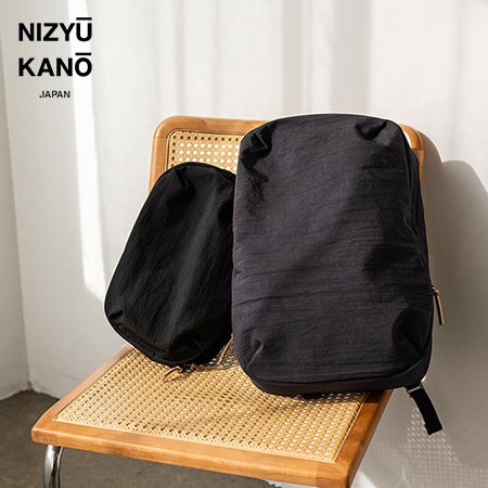 シーンを選ばない落ち着いた色味の万能バッグ