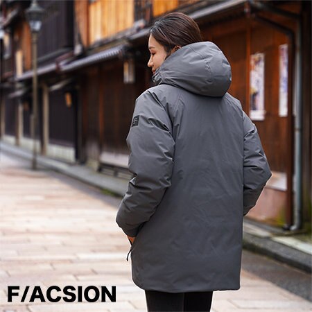 雨をも弾き体を暖めてくれる機能性ダウン