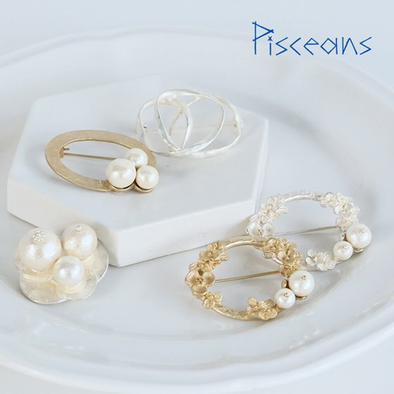 セレモニーにもカジュアルにも使えるブローチリスト