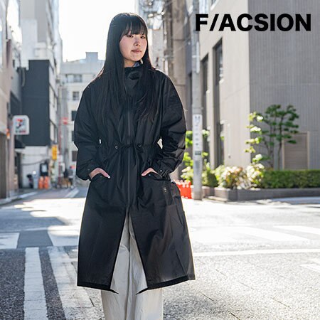 雨でも晴れでもおしゃれに着こなせる全天候型の機能性アウター