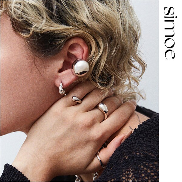 大胆な球体デザインが特徴の“NEW EAR CUFF”