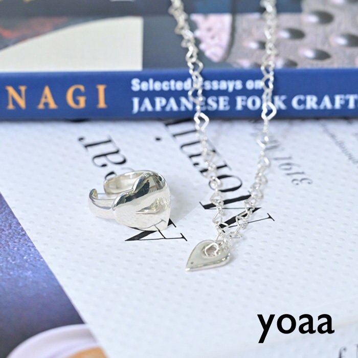 シンプルなコーディネートにも映える、夏のシルバー