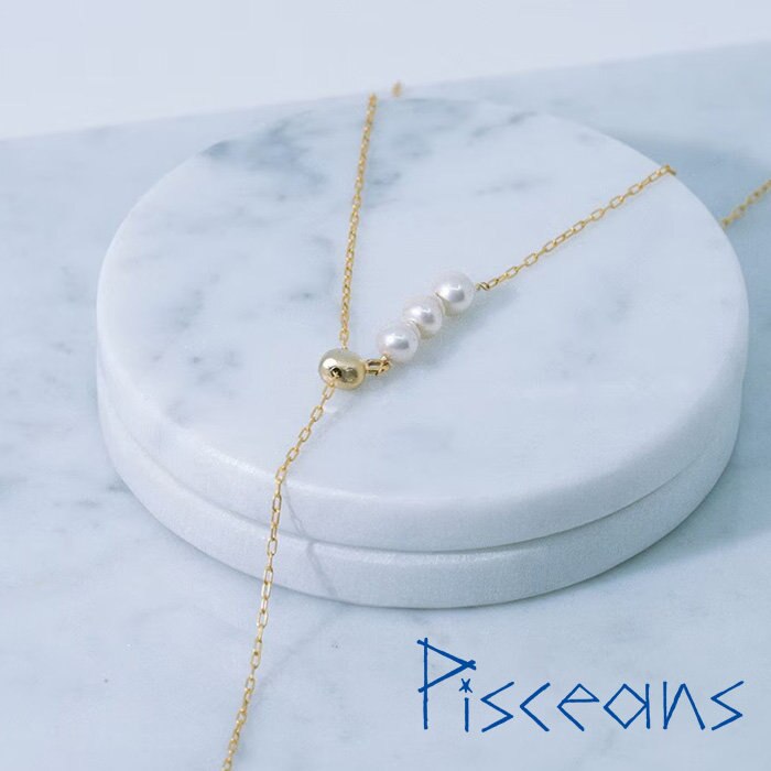 胸元にさりげない輝き、ドロップパールネックレス