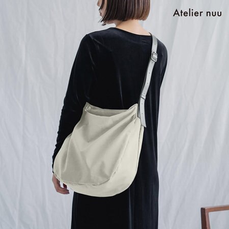 くすみカラーが秋の装いにマッチする、トートバッグ