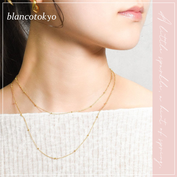 いつもの装いに、アクセサリーでひとさじの春を