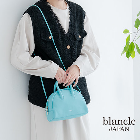 主張しすぎない上品さで洗練された装いに仕立てるレザーバッグ