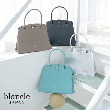 フォーマルにもカジュアルにも合わせやすいレザーバッグ