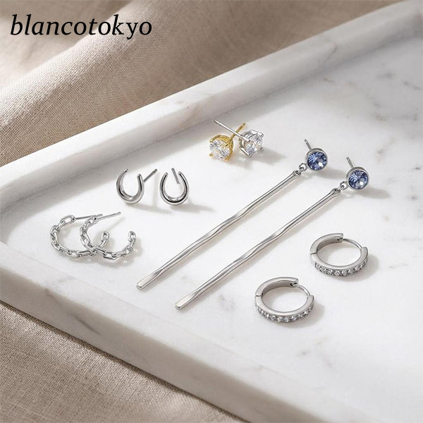 耳元に、さりげない輝きを。blancotokyoの金アレ対応ピアス