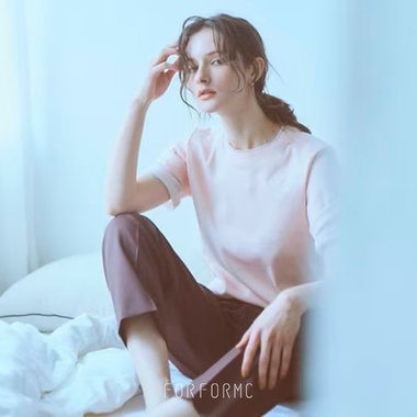 素肌と服の境界を、しずかに溶かす一枚