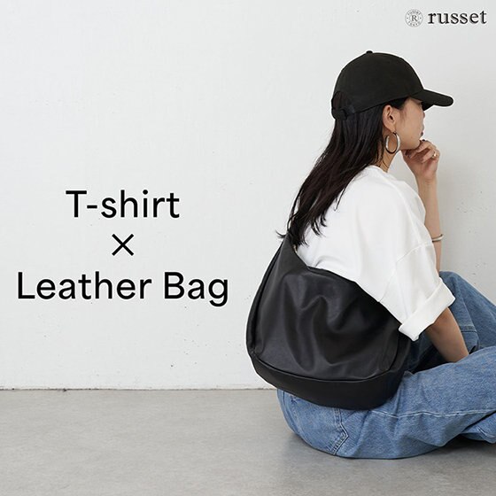 Tシャツ×レザーバッグ×着こなしで夏のおしゃれをアップグレード！