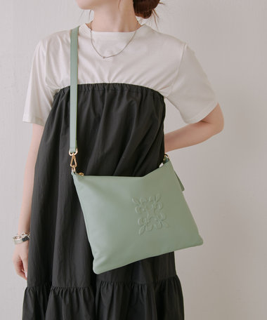 russet エンボスモノグラムショルダーバッグ(CE-1547)