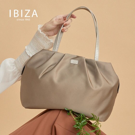 軽くて機能的な、イビサのお出かけバッグ