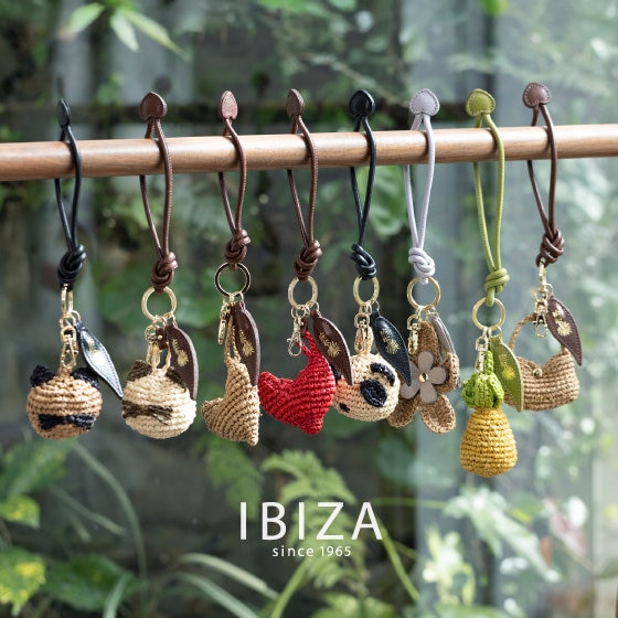 【IBIZA】夏のバッグを彩る、ラフィアチャーム