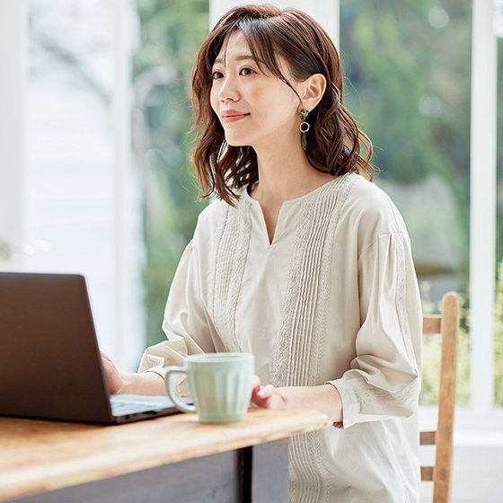 レース使いが目を引く、女らしさを引き立ててくれるコットンブラウス