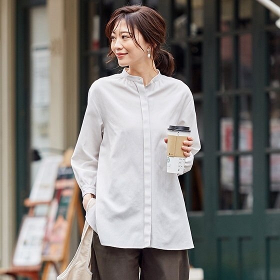 繊細でしなやかなストライプ柄で爽やかに！バンドカラーブラウス