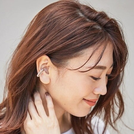 いつものコーデが途端に洗練される、「イヤカフ」スタイリング