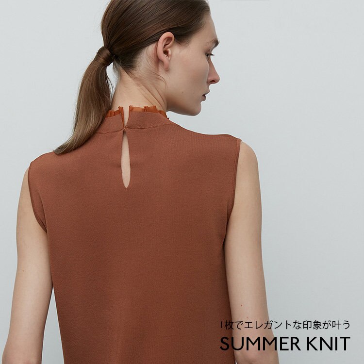 1枚でエレガントな印象が叶う、夏のニットアイテム