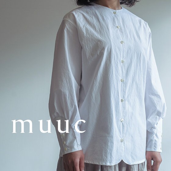 素材、細部にこだわった『ノーカラーブラウス』