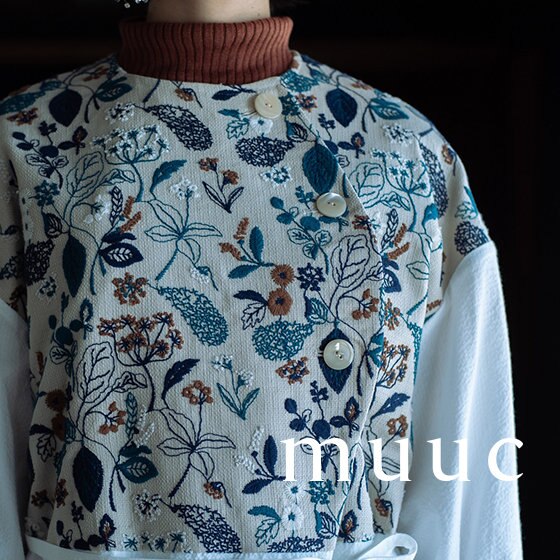 色の重なりが特長な『筆記帳刺繍ドレスコート』が入荷しました。