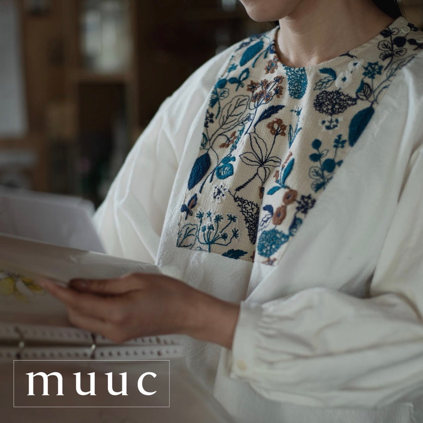 【muuc人気のオリジナルテキスタイル】筆記帳刺繍のプルオーバーシャツ