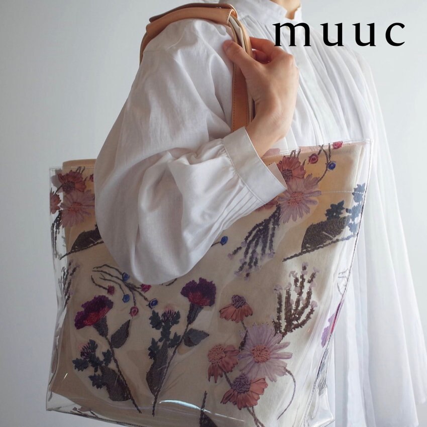 「色糸花の刺繍プリント」が梅雨も明るい気分に【水にも強いビニールバッグ】