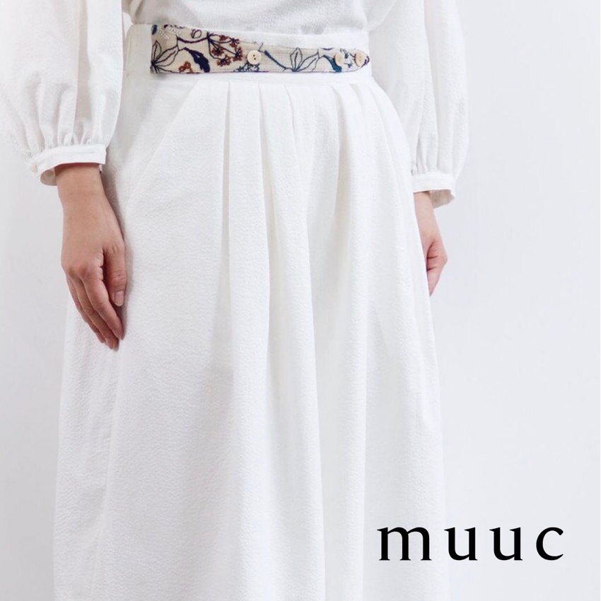 「さらっとやわらかい生地」で汗ばむ季節にも気持ちよく履ける【筆記帳刺繍のフレアーパンツ】