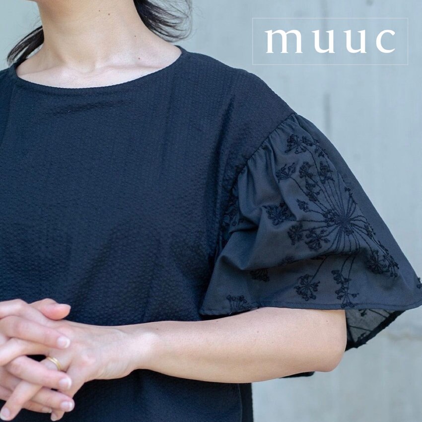 ゆとりをたっぷりもたせた【かぶって着るプルオーバータイプのブラウス】風通しのよい素材「シアサッカー」を使用