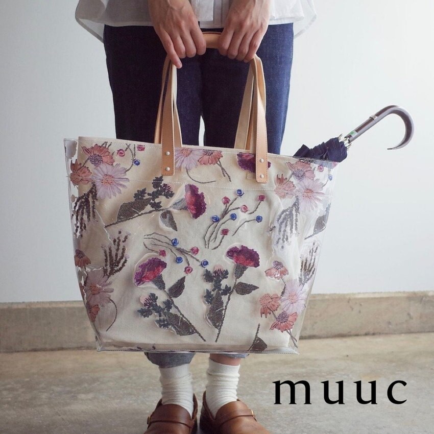 夏のお出かけを楽しみたい方におすすめ！気分も明るくなって汗や水にも強い【色糸花刺繍プリントのビニールバッグ】