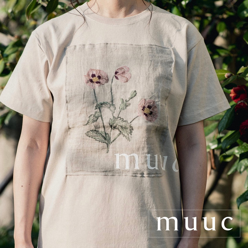 しっかりした厚さの6.2オンス生地を使用【ブランドロゴ入りTシャツ 2022】人気のポピーの押し花刺繍デザイン