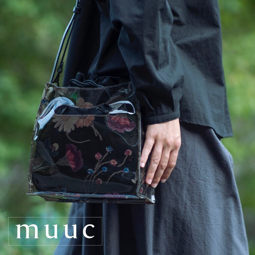 水に強く突然の雨にも安心【色糸花刺繍プリントのビニールバッグ】夏に大活躍するアイテムです