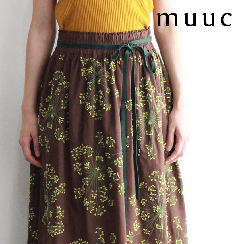 ブラウスや薄手のトップスをインするコーディネートがおすすめ！華やかで上品な【フェンネル刺繍のスカート】