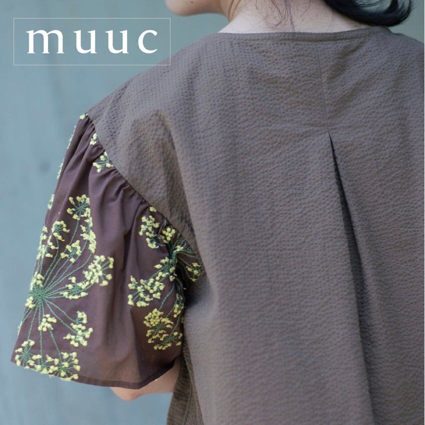 【かわいらしいフェンネルの花刺繍】風通しのよいゆとりたっぷりの「かぶって着るプルオーバータイプのブラウス」