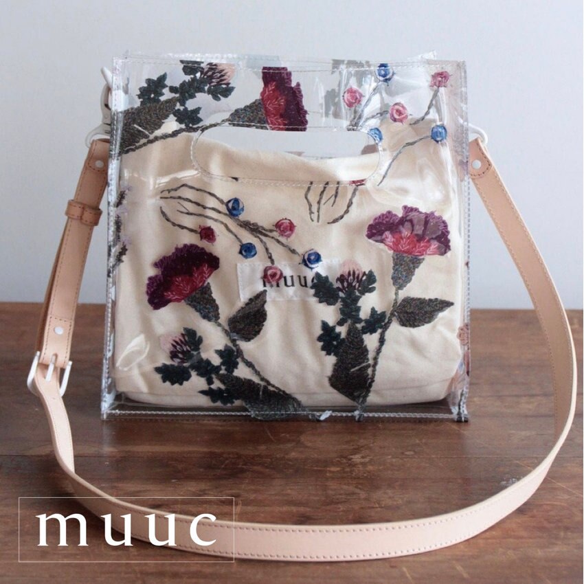 夏のお出かけにおすすめ【オリジナル刺繍プリントのビニールバッグ】上品な装いのかわいらしいアクセントに