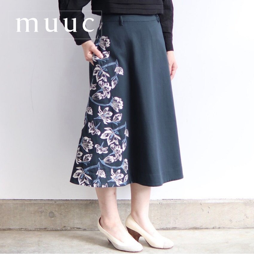 大ぶりの【モクレンの花刺繍】がどこか控えめで上品な印象「体にストレスのないやさしい着心地」のフレアースカート